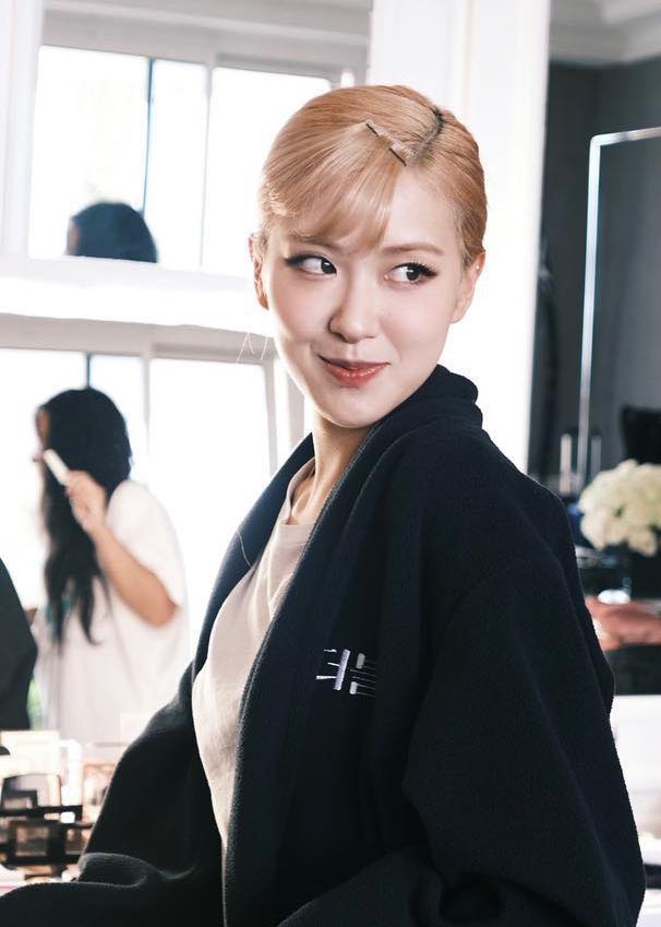 Her bangs 😂

ROSÉ AT CANNES
#ROSÉAtCannes2023 #Cannes2023 <a href="/YSL/">SAINT LAURENT</a>