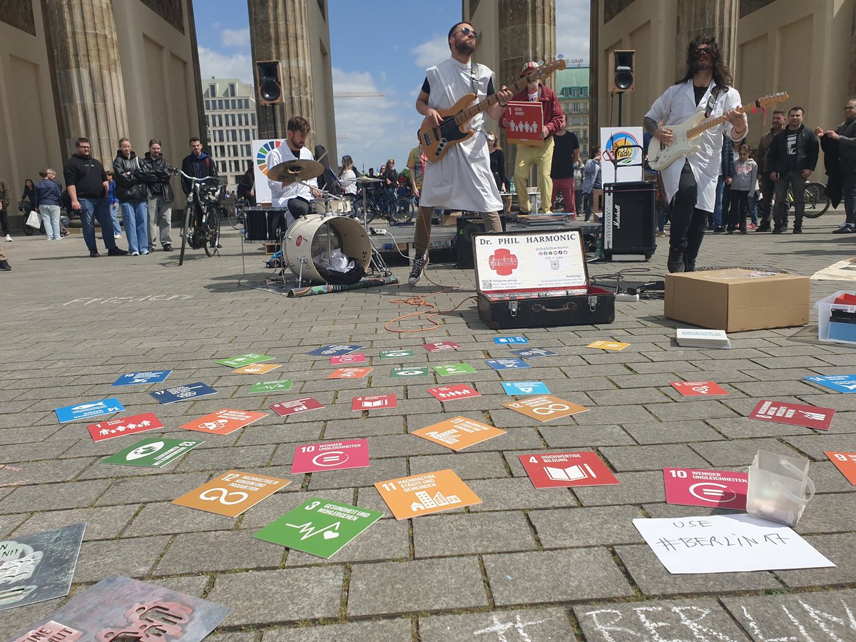 Aktuell läuft die #Laughparade am Brandenburger Tor.
Auf humoristische Art wird für die 17
 Nachhaltigkeitsziele geworben #Berlin17
laughparade.berlin