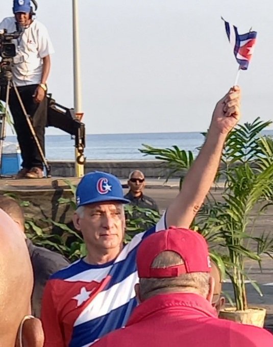 ESanchezcub's tweet photo. 🌵🇨🇺
Vale más un minuto de pie que una vida de rodillas.

#CooperaciónYSolidaridad #Cuba @DiazCanelB #ClaridadTunera #LasTunas  Las Tunas @ESanchezcub  #JoséMartí #ConBuenaFeYo https://t.co/5Rc82X6VAL