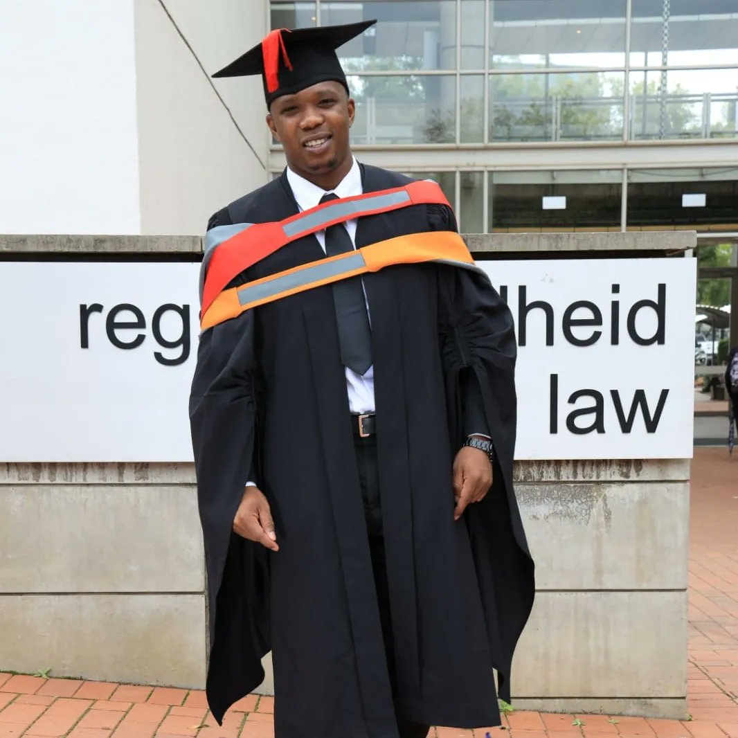 EFFYC_UP's tweet photo. ♦️ IN PICTURES ♦️
The EFFSC UP congratulates Fighter Jethro Moage on obtaining his Bachelor of Laws (LLB) degree. He also holds a BA Law degree from UP.
"The first duty of a revolutionary is to be educated" - Che Guevara
#UmsebenziWethu
#EFFTurns10
#EFFSCUP https://t.co/CyPhd1SM3z