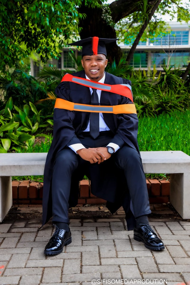 EFFYC_UP's tweet photo. ♦️ IN PICTURES ♦️
The EFFSC UP congratulates Fighter Jethro Moage on obtaining his Bachelor of Laws (LLB) degree. He also holds a BA Law degree from UP.
"The first duty of a revolutionary is to be educated" - Che Guevara
#UmsebenziWethu
#EFFTurns10
#EFFSCUP https://t.co/CyPhd1SM3z
