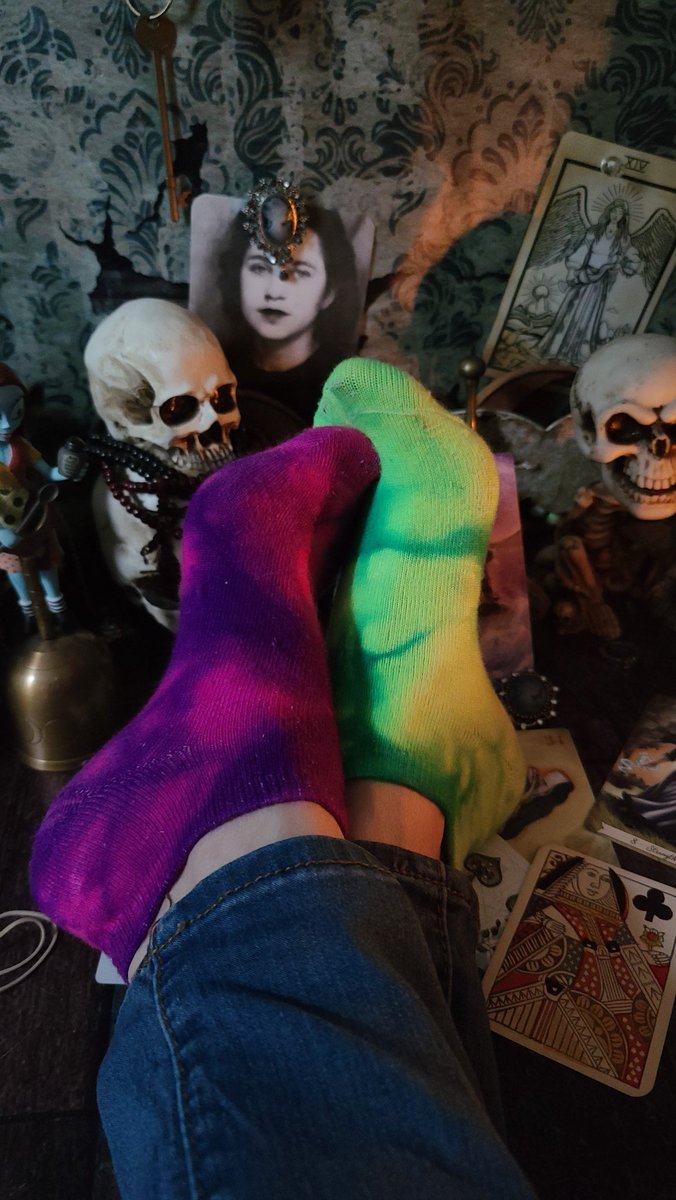 DMorgaine's tweet photo. #mismatch #feet #socks https://t.co/Wyx1dMg2nD