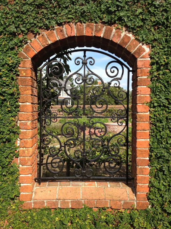 VisitNewBern's tweet photo. Sometimes everything is greener on both sides of the fence. #garden #tryonpalace https://t.co/EvPmER5b4o