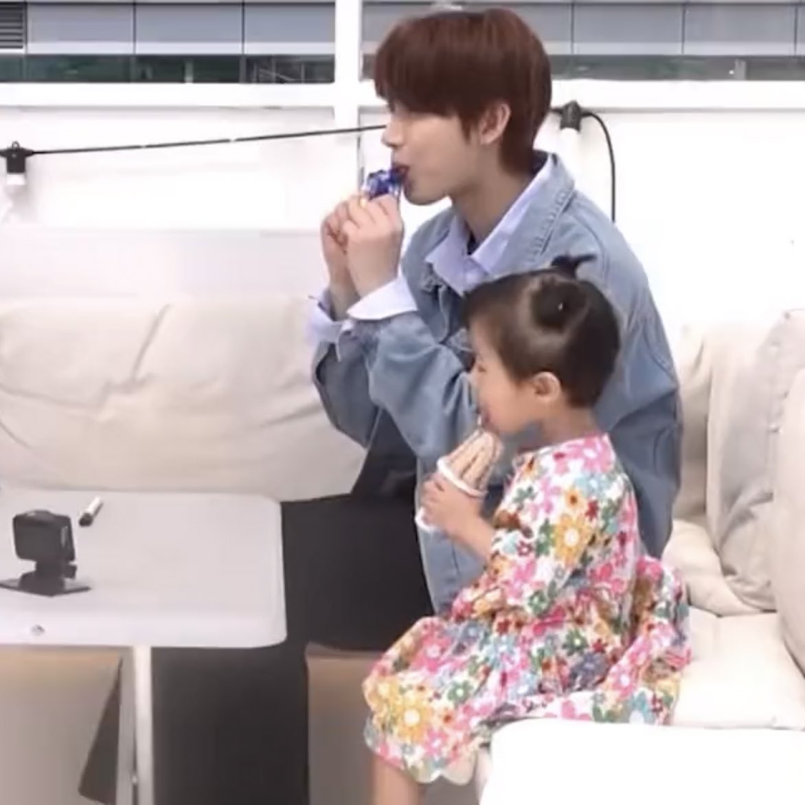 noomeowz's tweet photo. HAHSHAHAHA ANG CUTE PARANG KATABI NIYA YUNG BABY VERSION NIYA >______< https://t.co/6ys7MdiSiG