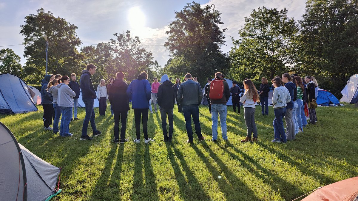 Ochtend briefing; na een koude nacht allemaal fris en fruitig voor de eerste dag <a href="/taize/">Taizé</a> <a href="/tbl_oss/">TBL</a> <a href="/hethooghuis/">Het Hooghuis</a> <a href="/stgcarmel/">Stg. Carmelcollege</a>