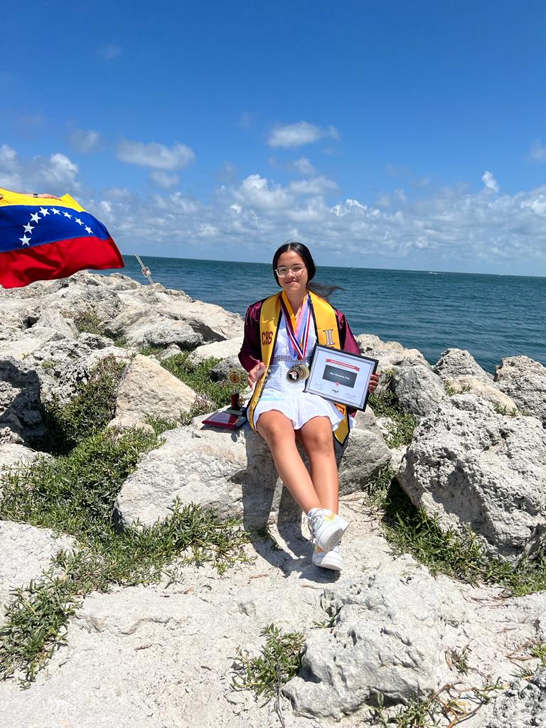 mcdm44's tweet photo. No cabemos de la emoción!!! Hoy se graduó de High School en el #countrysidehighschool nuestra amada Mariangela @_marimenesesd Esta imagen describe quién es, venezolana, vinotinto y excelente alumna.

Han sido 2 años de mucha dedicación!!! Lo que le permitió poder alcanzar sus 4 https://t.co/VfQjB7RKUr