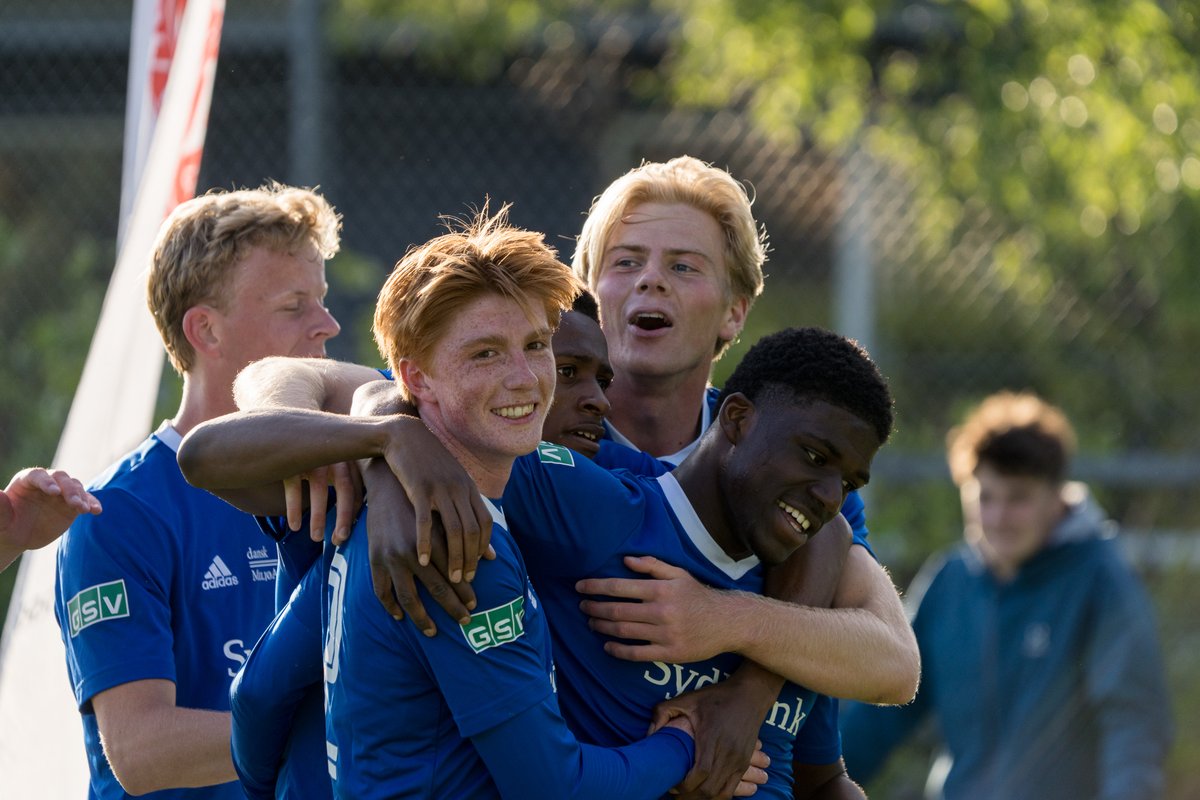 LyngbyBoldklub's tweet photo. STORT GALLERI FRA GÅRSDAGENS POKALTRIUMF 💙

Sikke en aften i Tingbjerg Idrætspark, det var i går, da U19-drengene slog F.C. København og tog pokalen med hjem til Kongens Lyngby 🤩

Se alle de flotte billeder fra før, under og efter kampen her:

https://t.co/WY9KA4IxzZ

#FremtidenErKongeblå