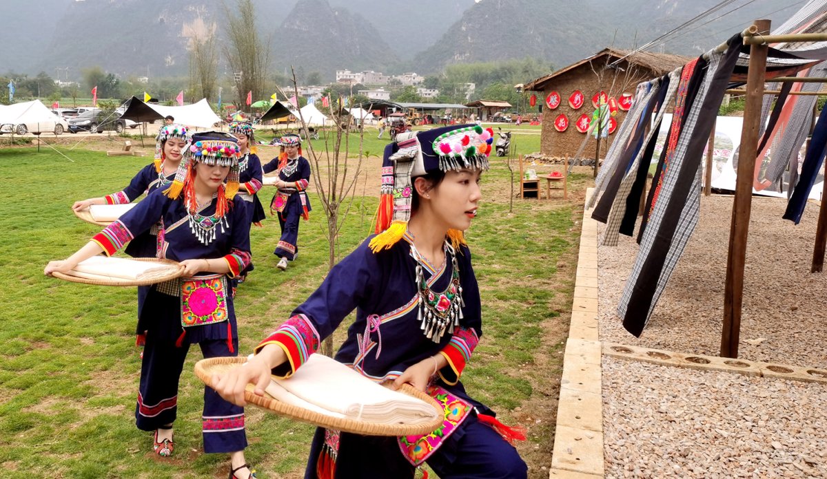 DiscoverHechi's tweet photo. The Yao people in Du'an County, Hechi City, use a variety of plants grown in the local mountains as raw materials, dye the fabrics, and then dry, cut and sew them to make exquisite Yao costumes. #TraditionalSkill #Dyeing #EthnicCostume https://t.co/fMxQLsy5jJ