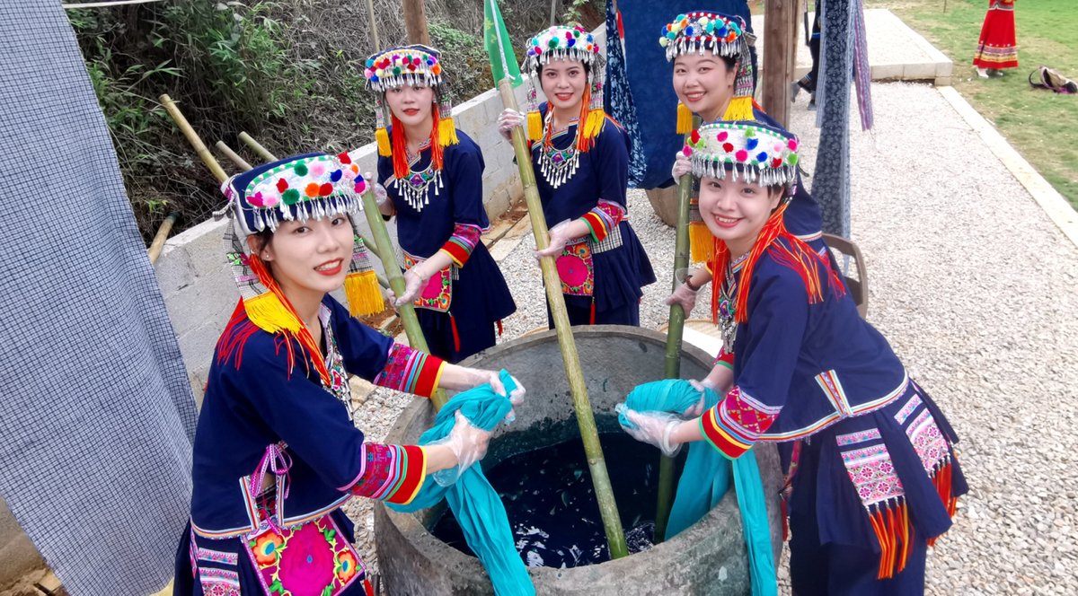 DiscoverHechi's tweet photo. The Yao people in Du'an County, Hechi City, use a variety of plants grown in the local mountains as raw materials, dye the fabrics, and then dry, cut and sew them to make exquisite Yao costumes. #TraditionalSkill #Dyeing #EthnicCostume https://t.co/fMxQLsy5jJ