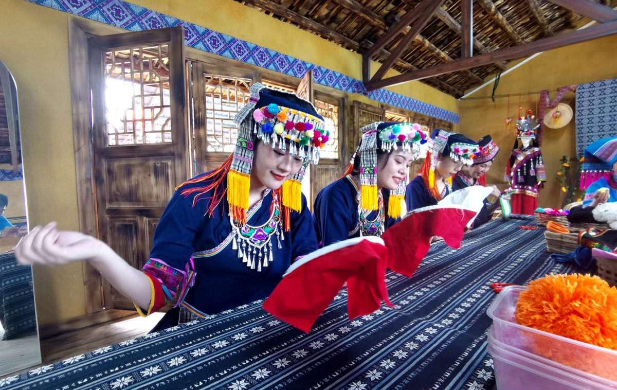 DiscoverHechi's tweet photo. The Yao people in Du'an County, Hechi City, use a variety of plants grown in the local mountains as raw materials, dye the fabrics, and then dry, cut and sew them to make exquisite Yao costumes. #TraditionalSkill #Dyeing #EthnicCostume https://t.co/fMxQLsy5jJ