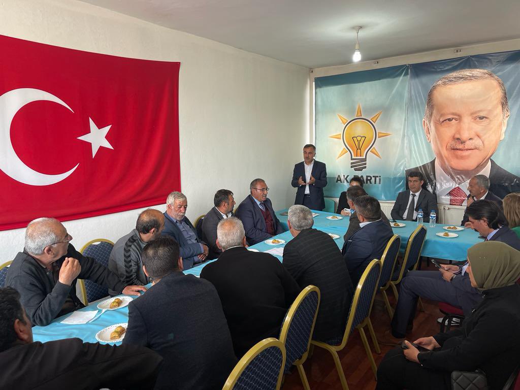 AvAbbasAydin's tweet image. 📌 Ak Parti Hamur İlçe Başkanlığı…

AK Parti’de her görev bir bayrak yarışı şeklinde üstlenilir.

#Hamur ilçe teşkilatımızı ziyaret ederek 2023 Genel seçimlerde verdikleri emeklerden dolayı teşkilatımıza teşekkür ederiz.