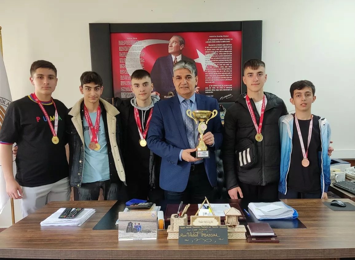 Liseler Arası Genç Erkekler B kategorilerinde İl birincisi olan okul takımımıza başarılarından dolayı tebrik ediyorum
<a href="/nznsener/">Nazan ŞENER</a> <a href="/emen_engin/">Engin Emen</a>