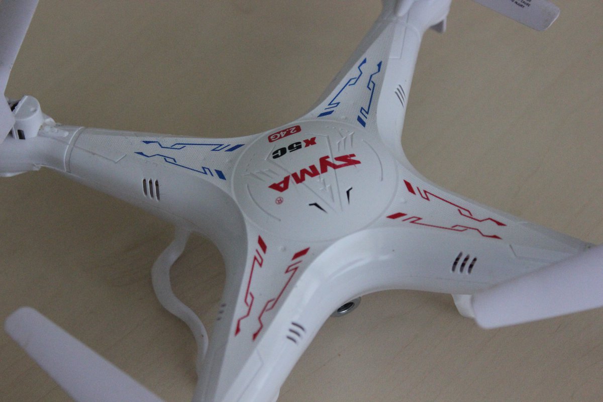 Si eres el/la propietario/o de este drone teledirigido con 6 ejes giroscópicos, tecnología 2.4G y cámara HD incorporada, puedes pasar a recogerlo por el Edificio Multiusos en horario de 9 a 14 horas. Un vecino lo encontró entre las ramas de un árbol en Valdeluz