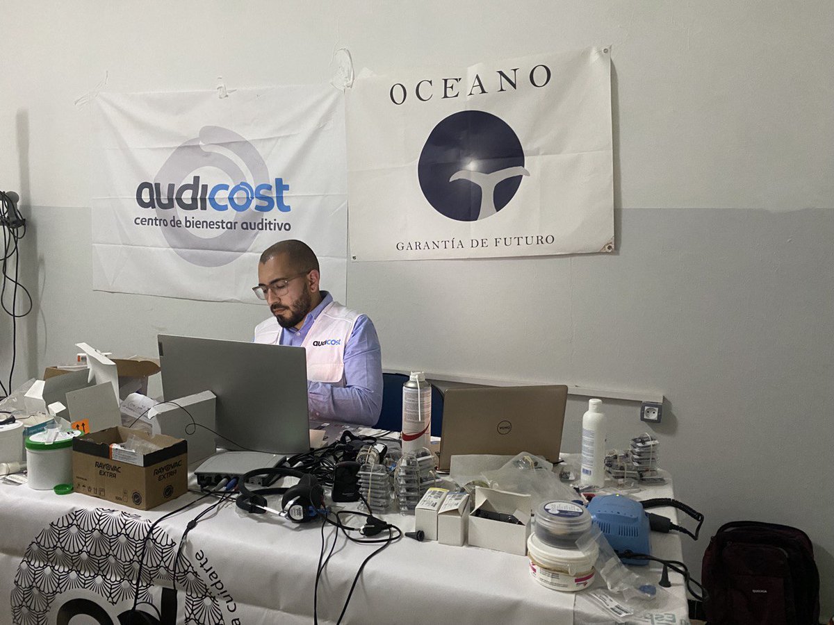 A los problemas propios de la temperatura, viento, arena y que se estan quedando sin audífonos y auriculares, ahora se les ha estropeado uno de los ordenadores que utilizan para programar los audífonos. Son previsores y han llevado dos. Siguen trabajando. Revisados 90 pacientes👏🏻