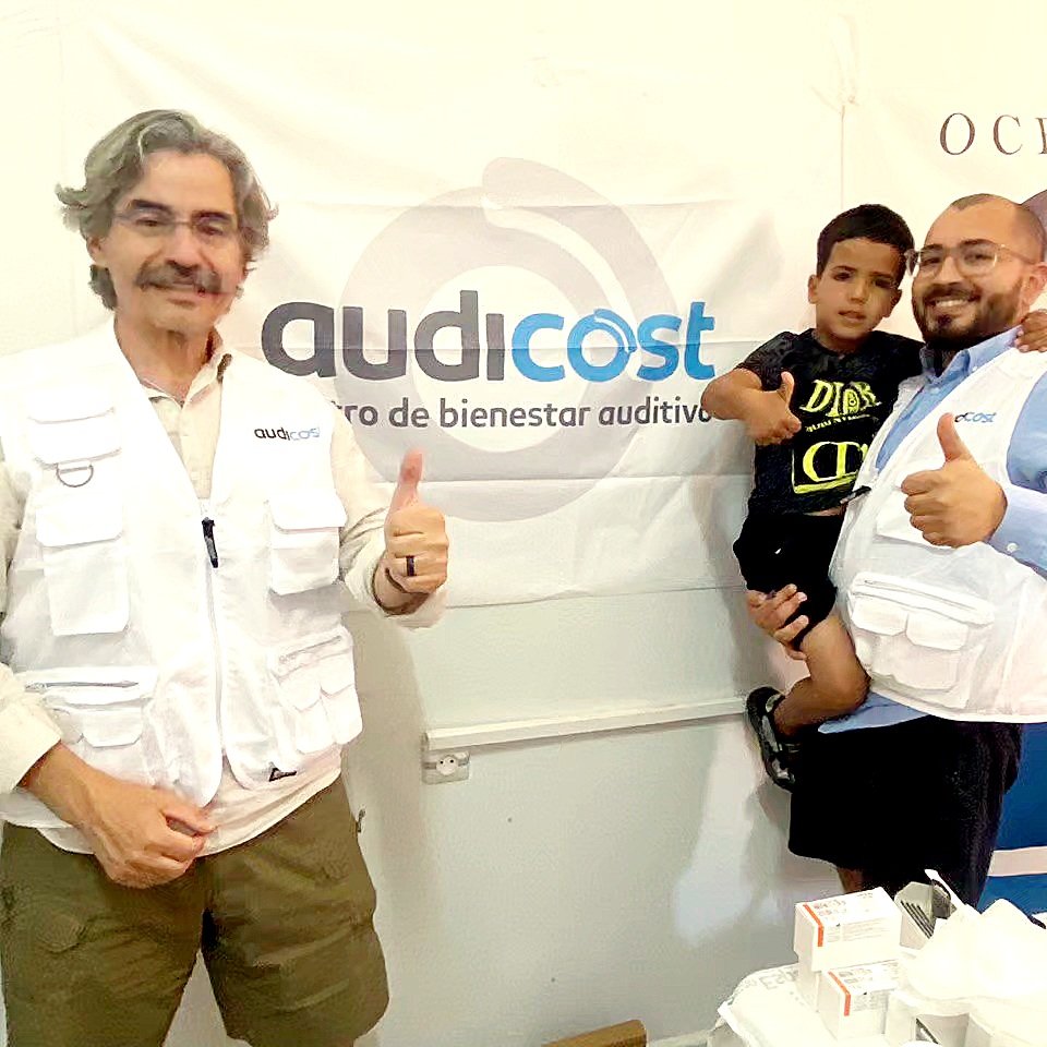 Mohamed tiene pérdida desde que nació. Tiene retraso en el lenguaje pero con estimulación auditiva logrará mejorar. Gerardo le ha preparado una solución provisional para este año. Nos llevamos una toma de impresión para prepararle un buen molde para el año que viene. 🦻🏻🤗👨🏻‍⚕️