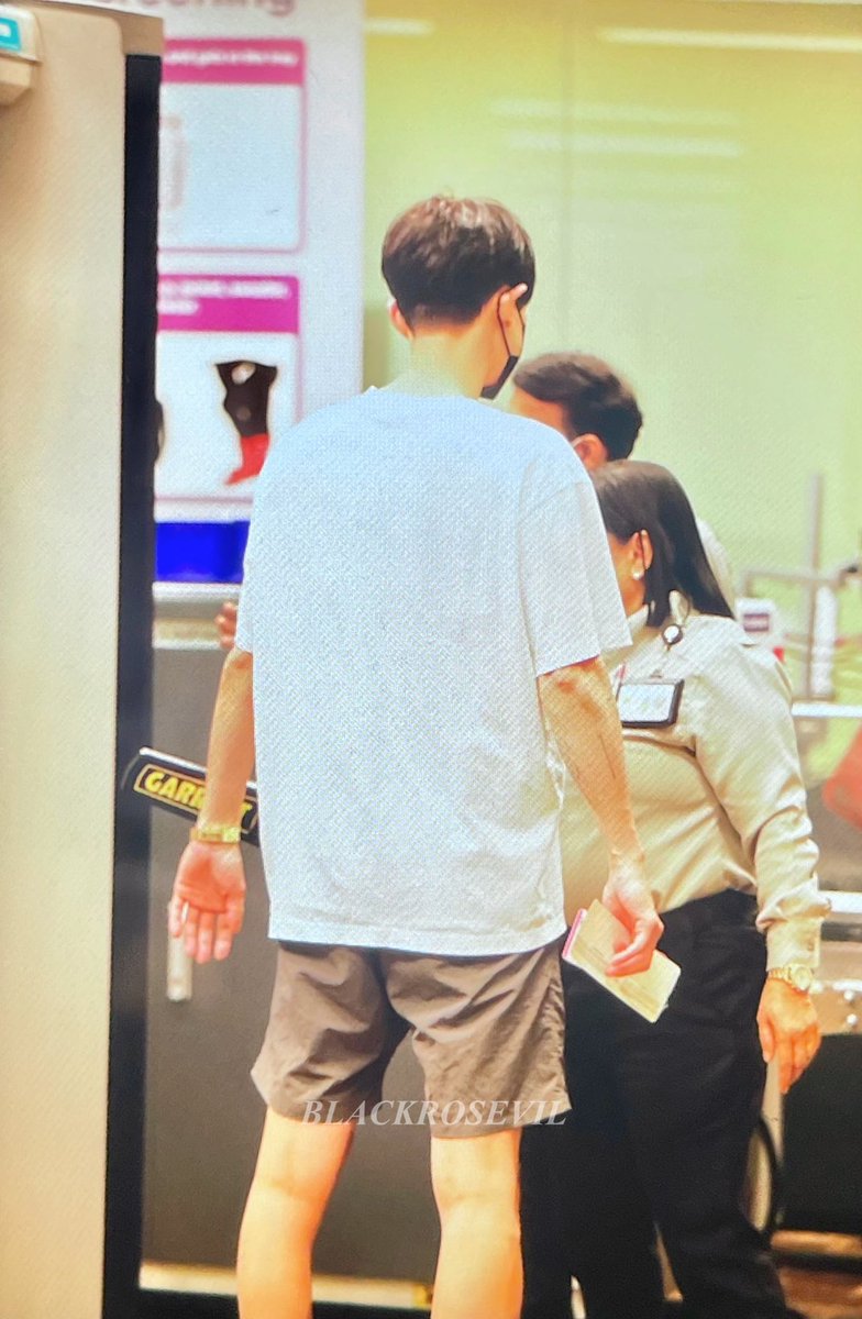 BLACKROSEVIL61's tweet photo. 230518 SIN #찬열 #CHANYEOL 😍 기여어🐶 https://t.co/7E0GklZDW4