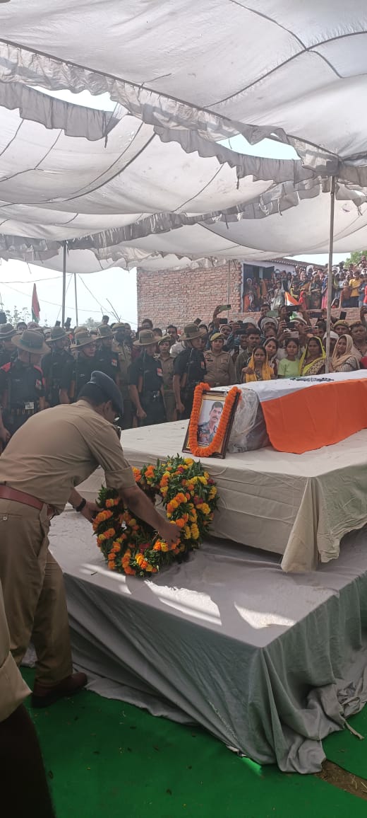 Spearcorps's tweet photo. Last Rites of Rifleman Alok Rao, 18 Assam Rifles were conducted with full military honours in presence of  large number of civil &amp; military personnel at Vill Rasia, Distt Chandauli #UttarPradesh on 18 May. He had made supreme sacrifice in operation in #Manipur on 17 May
@adgpi https://t.co/FM7dEb3KoD