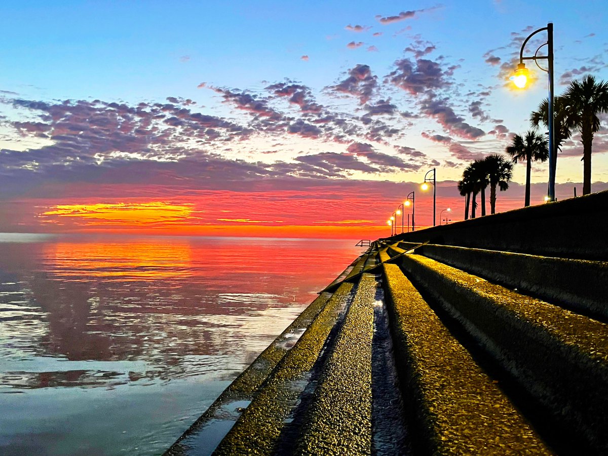DavidMora's tweet photo. “Give every day the chance to become the most beautiful day of your life.” – Mark Twain 💙💛🧡🩷

#Lakefront #NewOrleans #TBT https://t.co/zFIfaX3pBI