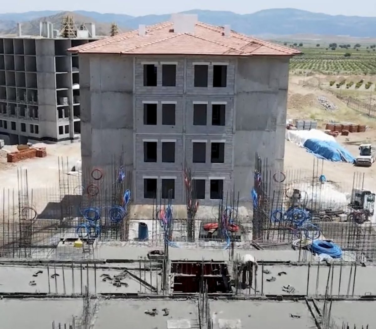 قبل 100 يوم مر من هنا زلزال مدمر جنوبي تركيا.. واليوم تمر الحكومة التركية من نفس المكان.

الدولة 👏🏻🇹🇷