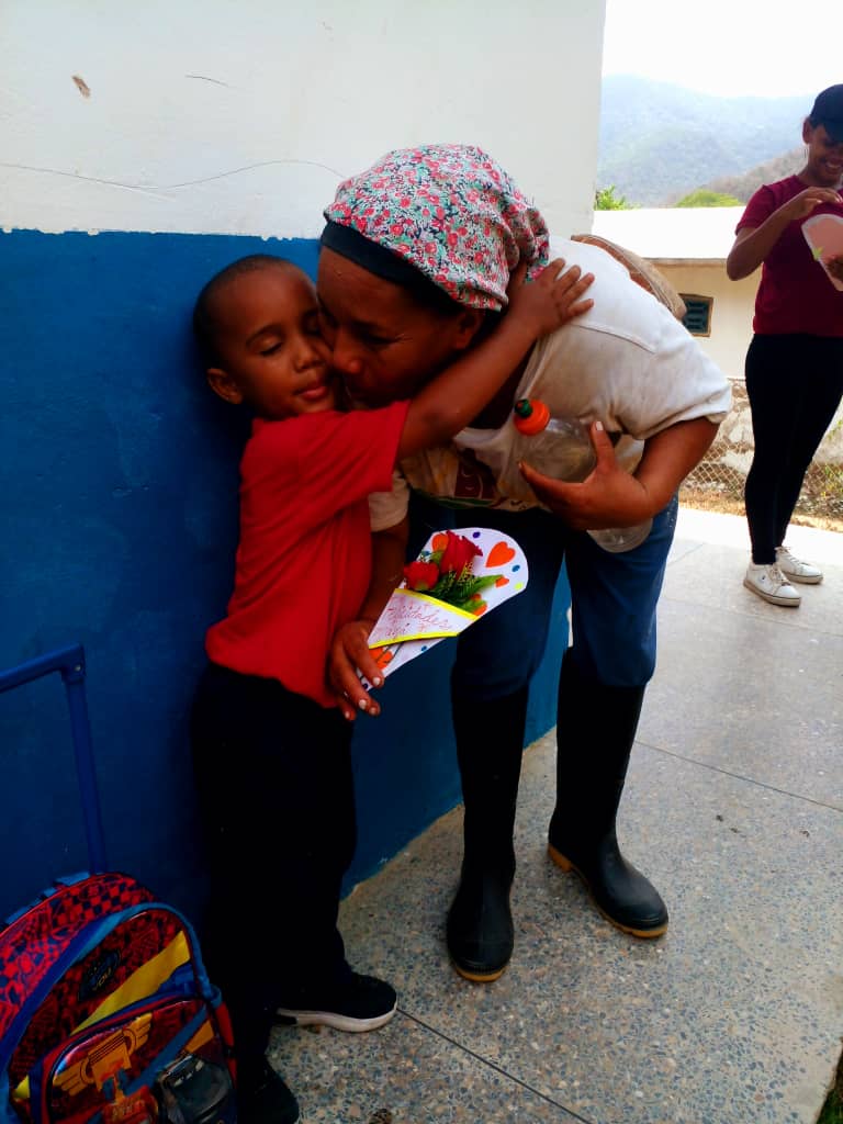 Desde la UEN CEICO CUYAGUA en el Edo. #Aragua niñas y niños realizan hermosos detalles para sus madres en su día en compañía de sus maestras 🙏🏽 #MotricidadFina @NicolasMaduro @_LaAvanzadora @Soykarinacarpio @PiedadQuintana1 @ZE_Aragua