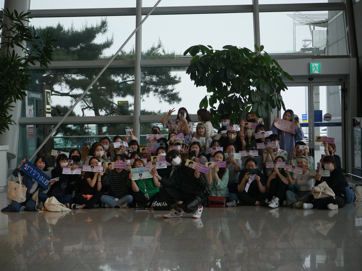 GravityOfGulf's tweet photo. 걸프와 한국에서의 두 번째 공항 배웅을 위해 많은 팬분들이 모여주셨습니다. 걸프와 팬분들 모두가 좋은 추억만 가지고 가길 바라면서 다음에 또 만나요❤🇰🇷

@gulfkanawut 
#GulfKanawut
#한��에서또만나길기대해_걸프야 https://t.co/Lp9ju6P618