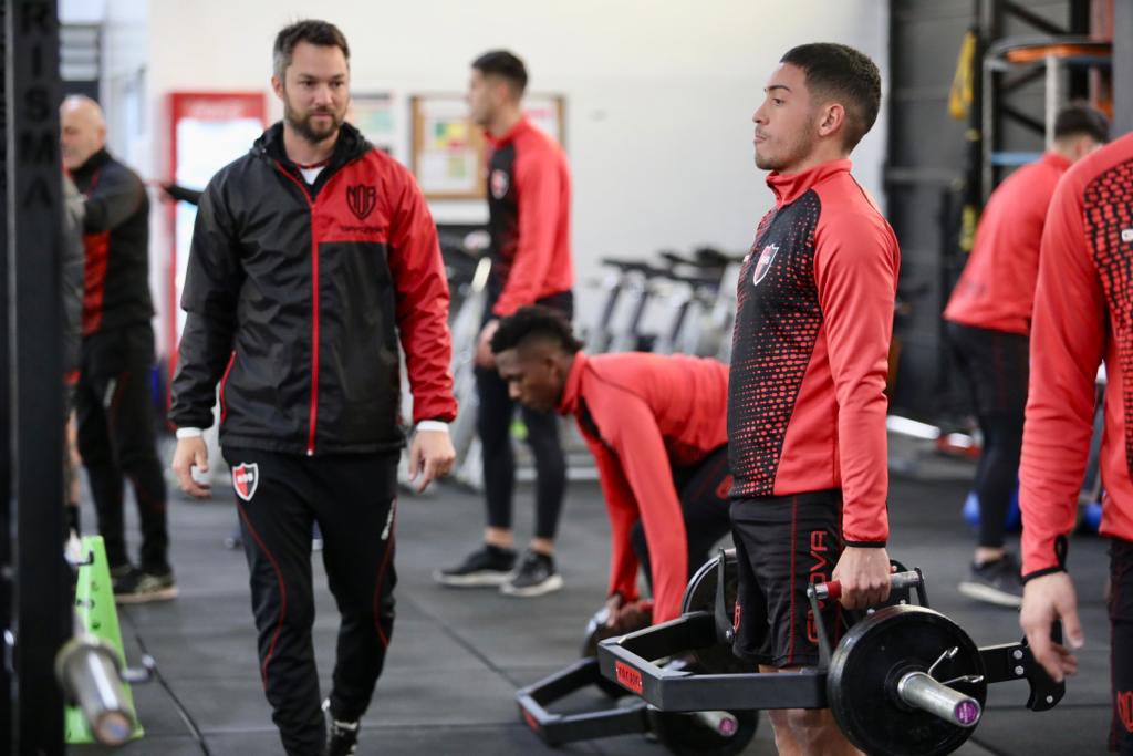 arielvarady's tweet photo. El entrenamiento de la fuerza en futbol suele estar en debate y hasta a veces es criticado cuando en realidad tiene una gran importancia en el proceso de entrenamiento. Quiero comentarles como lo desarrollamos en el paso por diferentes equipos e instituciones. [ABRO HILO] https://t.co/kOabkq3UZu