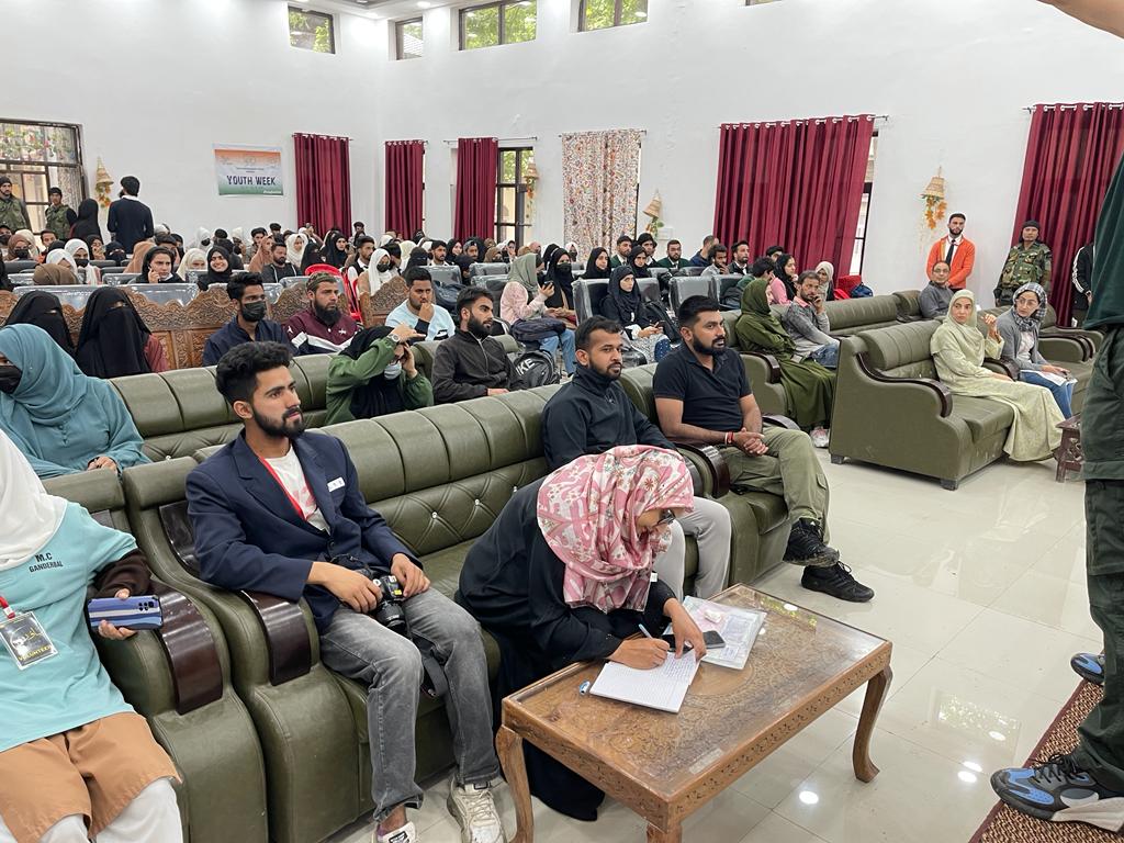 GanderbalD's tweet photo. GANDERBAL BATTALION IN COLLABORATION WITH DISTRICT ADMINISTRATION GANDERBAL ORGANISED SEMINAR ON NATIONAL YOUTH WEEK : 18 MAY 2023
#Ganderbal
#RashtriyaRifles
#IndianArmy
#NayaKashmir
#InStrideWithTheFuture
#GreenForKashmir
#PatriotsOfKashmir
#RepublicansOfIndia https://t.co/KsXYFFiTVl