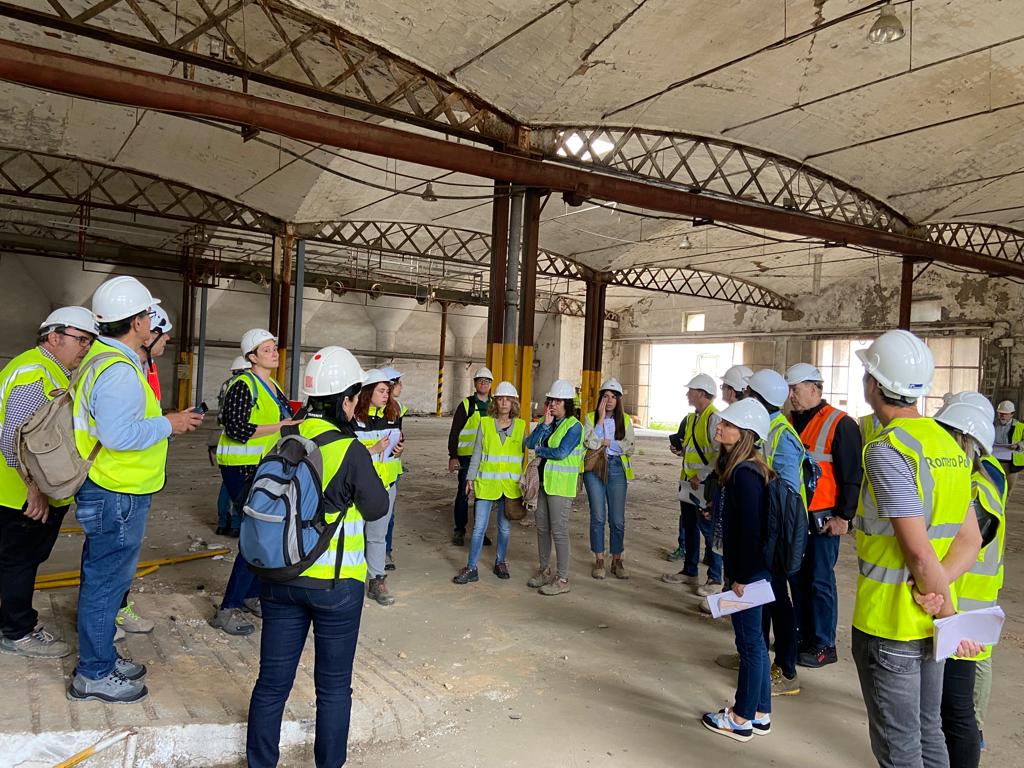 territoricat's tweet photo. 👉 Una vintena de constructores visiten els espais on s’ubicarà la nova estació d’autobusos de Lleida per a conèixer el projecte
🚍 12.500 m2 a l’entorn de l’antiga farinera de la Meta i els Docs i al costat de l’estació de tren
✔️En licitació les obres per valor de 44 MEUR https://t.co/7OJ4FEG3eT