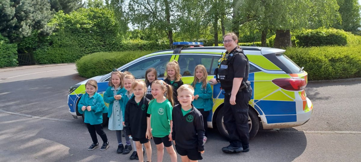 PC DAVIS and PCSO HYDE visited pupils at Brown Clee School, Ditton Priors this morning to join an assembly on the role of the police and how we help others...some children were keen to be a police cadet when they're older 👮‍♂️👮‍♀️ #policingpromise #policingcharter #policingpromise