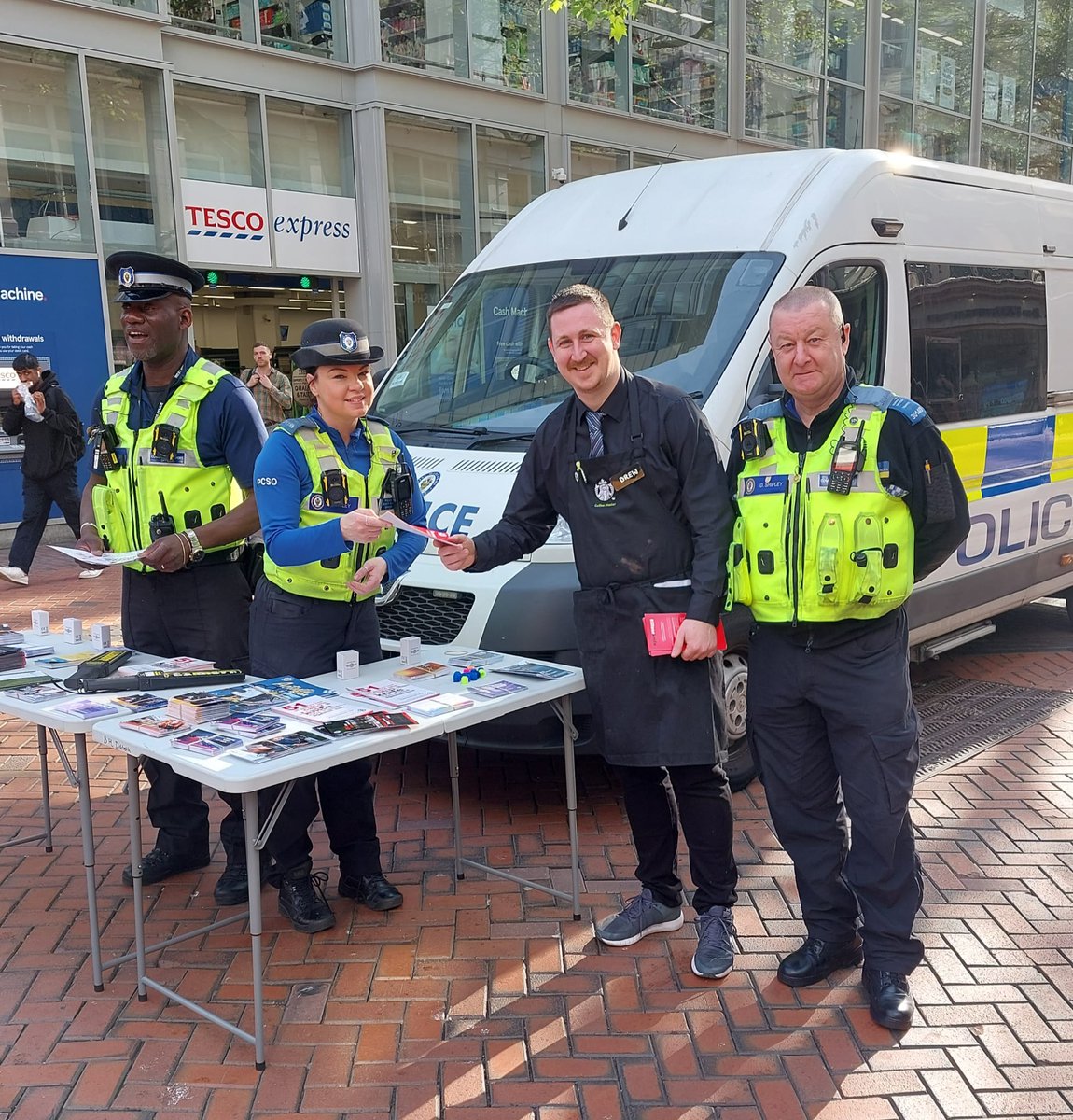 #OpSceptre City centre officers hand out knife crime postcards to the manager of Starbucks on New St. Thank you for sharing ☕️👮🏻‍♀️ @BrumPolice @BrumCityWMP @CentralBIDBham