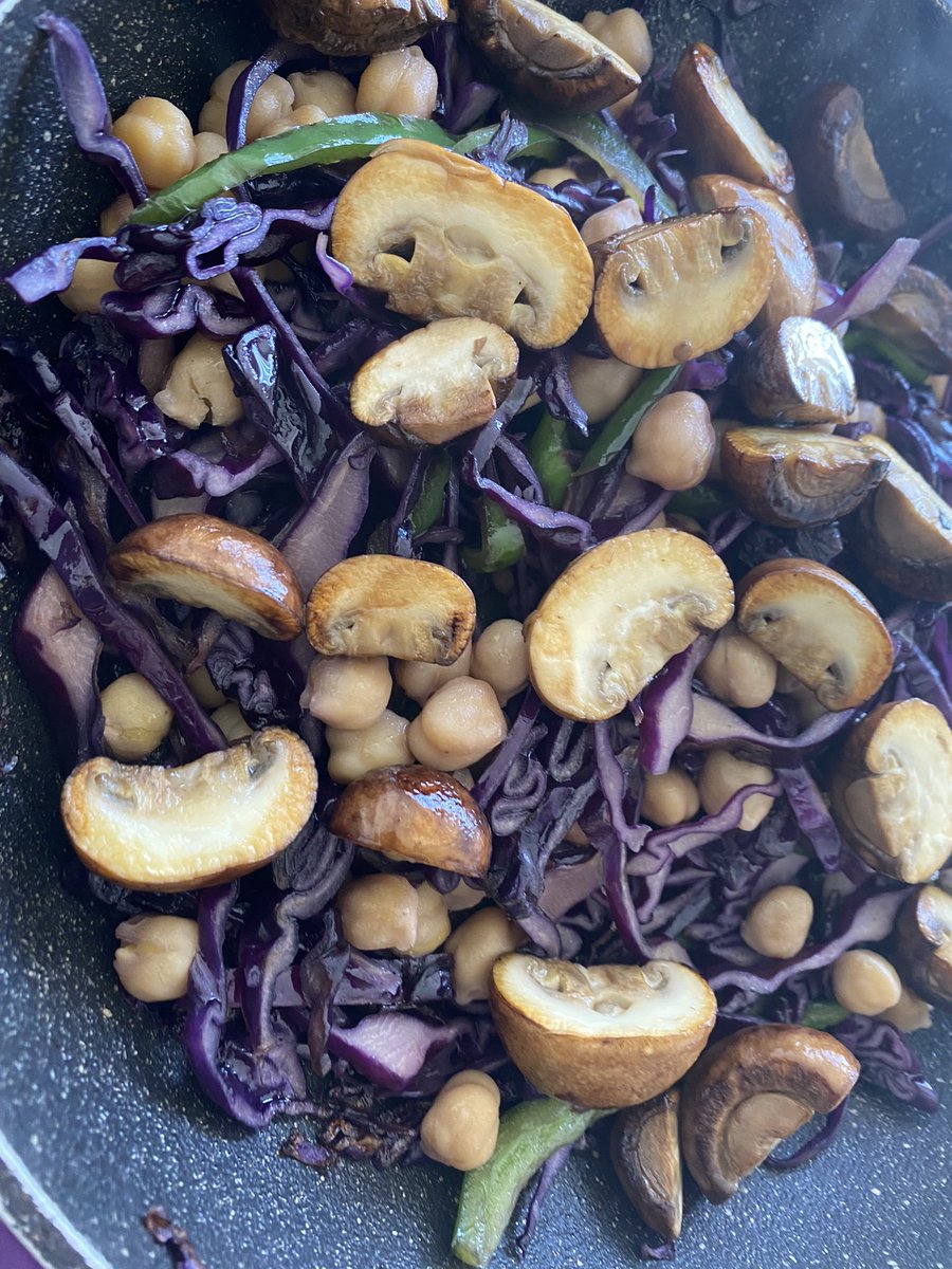 guille1986mp's tweet photo. Hice una fusión de algunos de los ingredientes que me gusta comer por separado y creo que puede combinar bien. Lo llamaré "Protegiéndome de los antinutrientes" como crítica a lxs que se meten con veganxs por no ocuparnos de los sentimientos de las plantas #BeVegan #FirstAnimals🐄 https://t.co/nNM8ypfwXA