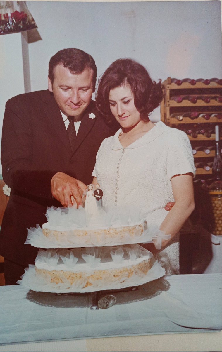 Oggi i miei genitori avrebbero festeggiato 55 anni insieme. 
Mio padre ridendo raccontava di aver portato mia madre in viaggio di nozze all'EUR 'perché 'n ciavevamo 'na lira'