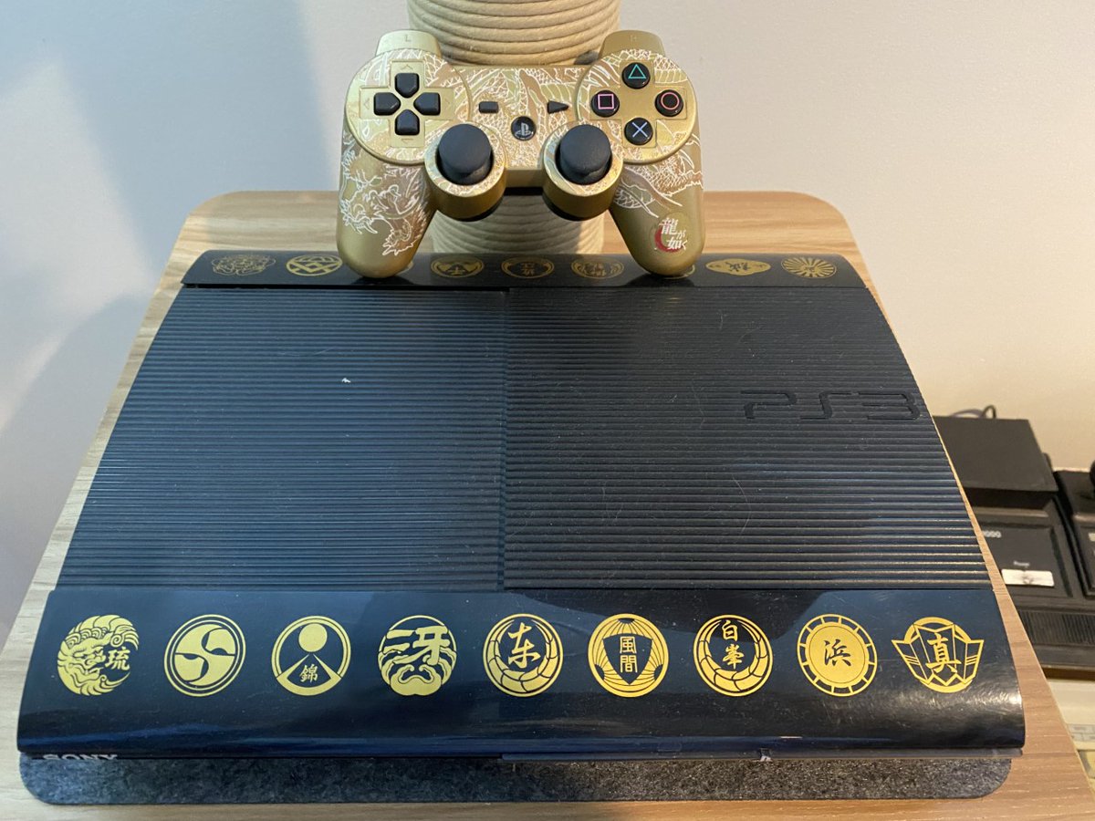 VideoKraken's tweet photo. Day #166 - PlayStation 3 - Yakusa 5 Edition (2012)
Released in Japan on December 6th, 2012, this beauty was sold for 37,800 yen. Apparently only 10,000 units were made.
#OneConsoleADay #Sony #PS3 #CatScratchingPost https://t.co/KlyhJGXlhC