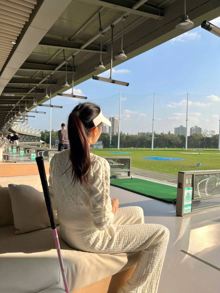 carlvince03's tweet photo. The best place to discuss work is in the middle of golf   🥸 https://t.co/yrU0gTxEC0