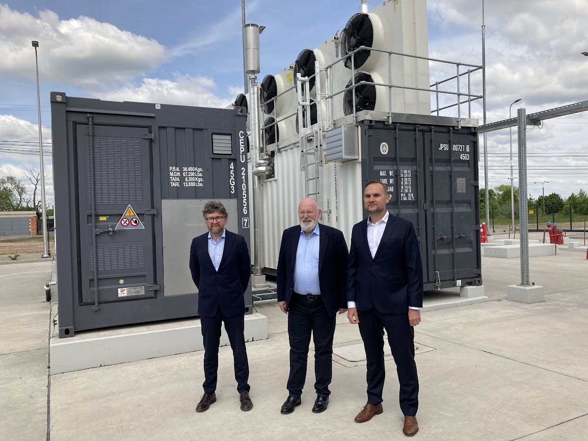 🆕Pierwszy w Polsce elektrolizer do produkcji ''zielonego''🟢wodoru zostanie niebawem uruchomiony! Wodór to doskonałe źródło energii dla transportu 🚗🚃🚊🚍
▶️Przedstawiciele <a href="/ZEPAKSA/">ZE PAK Spółka Akcyjna</a>: Piotr Woźny i Andrzej Janiszowski prezentowali projekt komisarzowi🇪🇺@TimmermansEU.
@RegioPoland