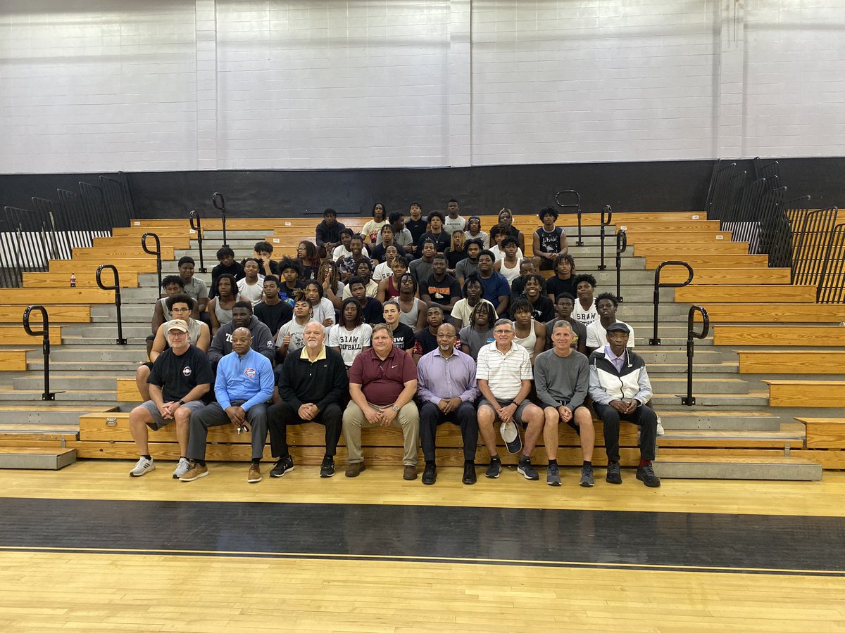 shawfootball1's tweet photo. Grateful to have the (2000) State Championship Coaching Staff💍on campus yesterday. Thank you for your encouragement and support! 🏴‍☠️🏴‍☠️ https://t.co/v7iClZsXoJ