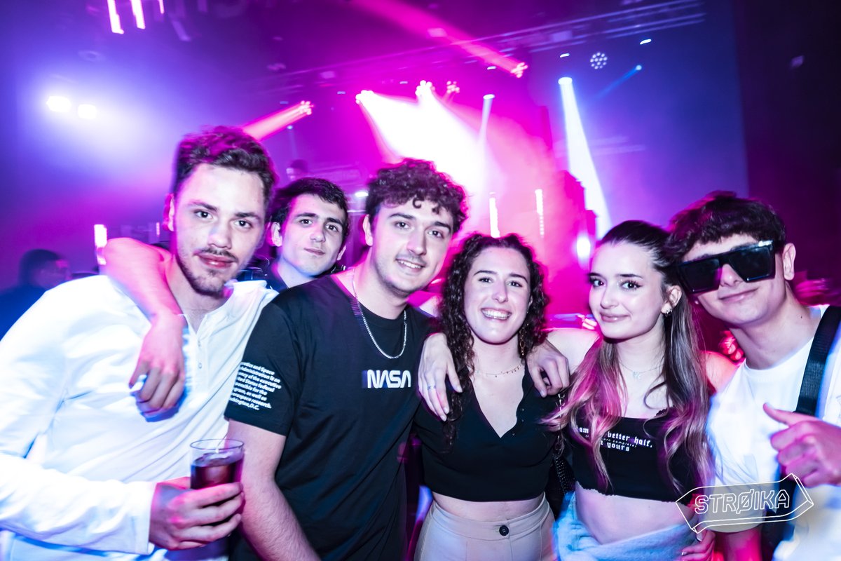 salastroika (@salastroika) on Twitter photo Per fi aquest divendres sabem qui serà el guanyador: a quina dècada musical tornaries? Als 90 o als 2K? 🎶🕺💖
⚡️ DIVENDRES 19 DE MAIG. 24:00H – 06:00H. LA GRAN BATALLA | BACK TO 90'S VS BACK TO 2K. 🎧 Entrades! 🎫 bit.ly/Backto90sVS2K
📷 <a href="/alexbelza/">alex belza</a> Per fi aquest divendres sabem qui serà el guanyador: a quina dècada musical tornaries? Als 90 o als 2K? 🎶🕺💖
⚡️ DIVENDRES 19 DE MAIG. 24:00H – 06:00H. LA GRAN BATALLA | BACK TO 90'S VS BACK TO 2K. 🎧 Entrades! 🎫 bit.ly/Backto90sVS2K
📷 <a href="/alexbelza/">alex belza</a>