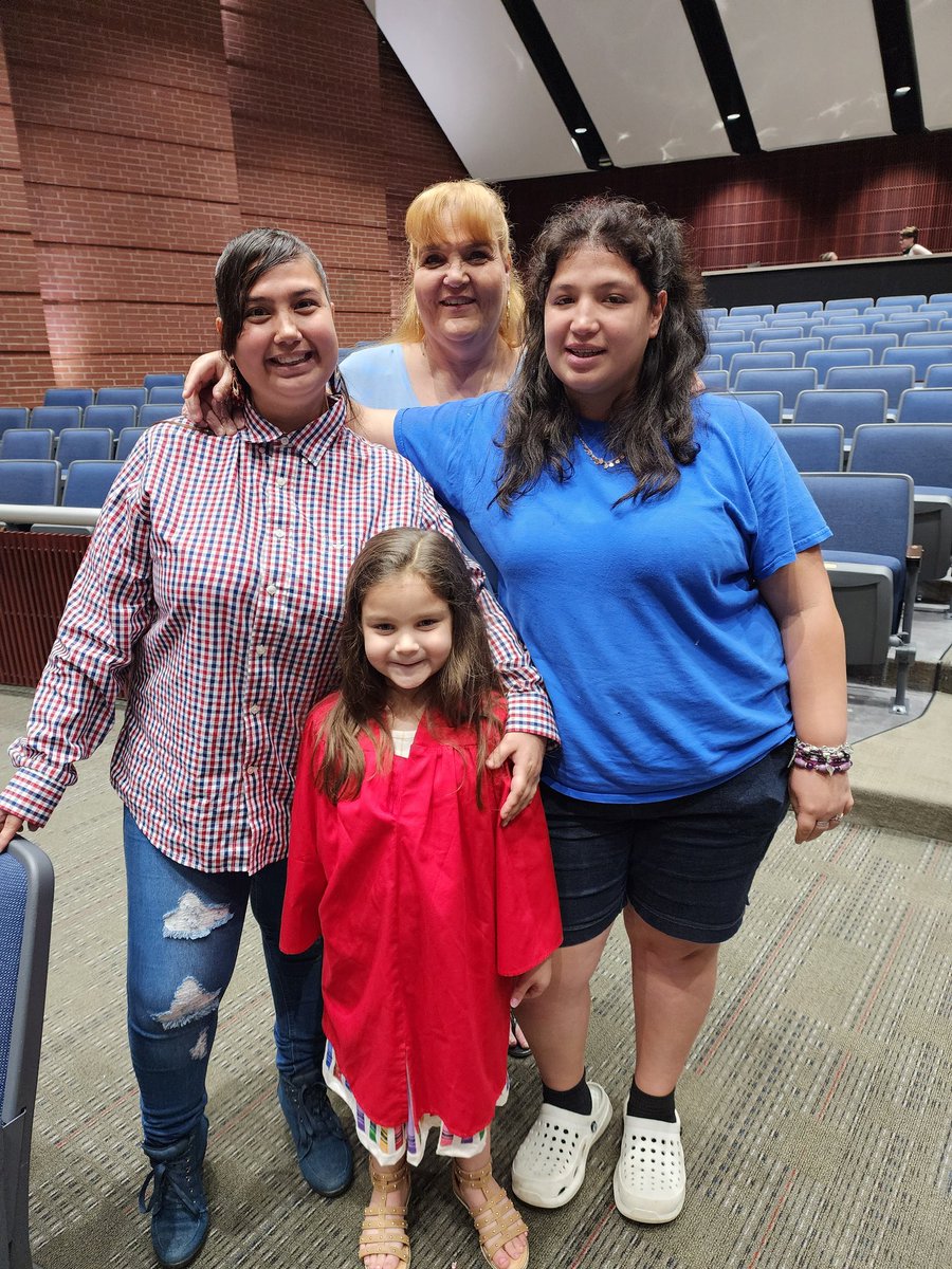 Jessica_Lavon's tweet photo. This girl has such a great support system! Thank you @CFISDAndreELC for preparing her for Kindergarten. Yall are amazing and we are gonna miss yall. Goodbye Pre K Hello Kindergarten 💜 https://t.co/RwZyJ6i3YP