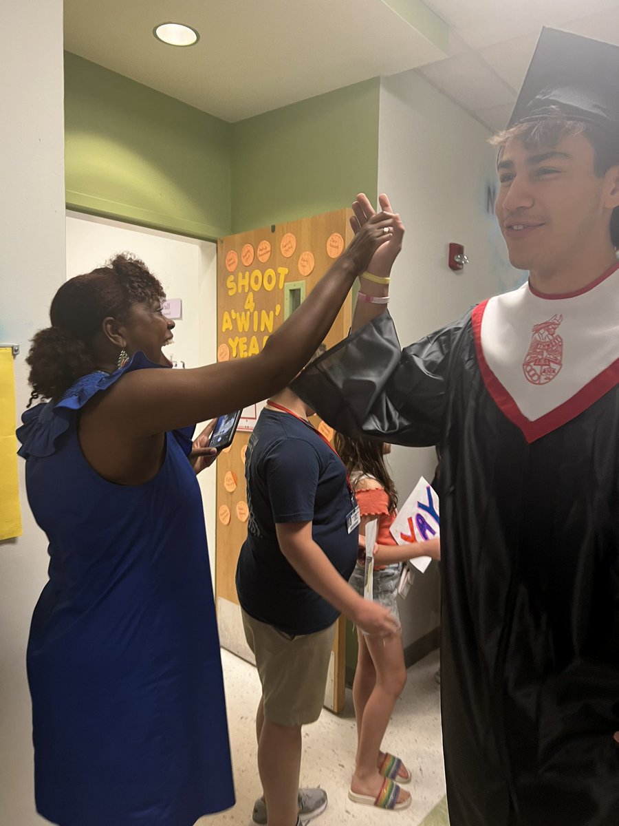apyunc98's tweet photo. Awesome Grad Walk today!!!! Thanks Pearce Elementary!!! 🥹🙂😭 #govikes https://t.co/ARqoRvhMOE