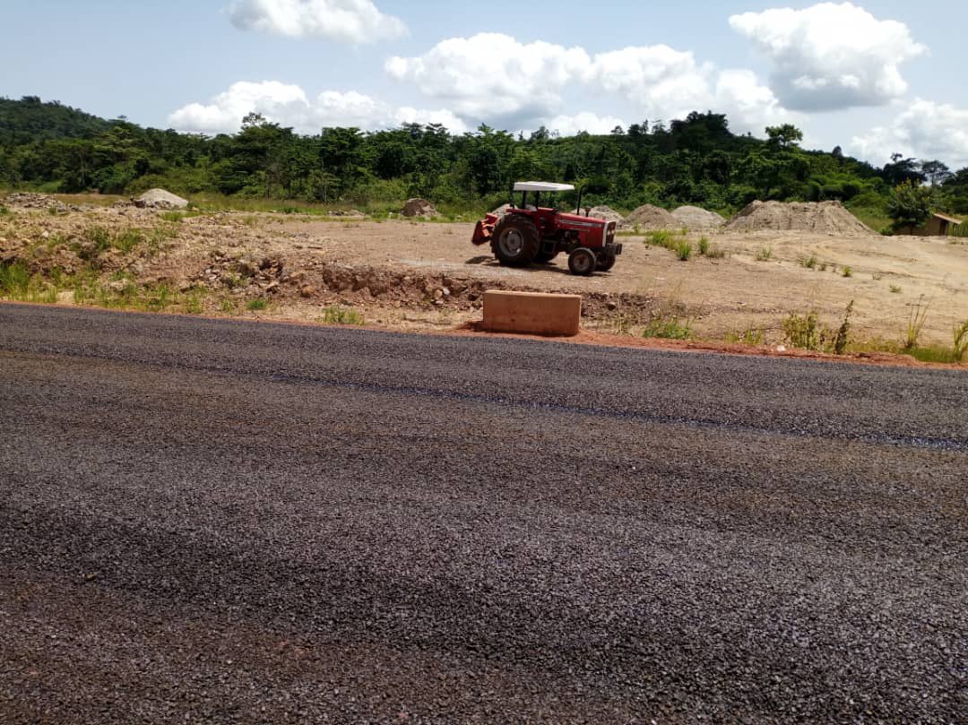 This is Amansie South 

Bituminous surfacing of Ajaajekrom through Asuadei to Adubia. 

This is a ”virgin” road, first time ever tarring. And being laid with asphalt. 

The People of Amansie South have evidence of what Government is using state resources for.

Inspite of all the