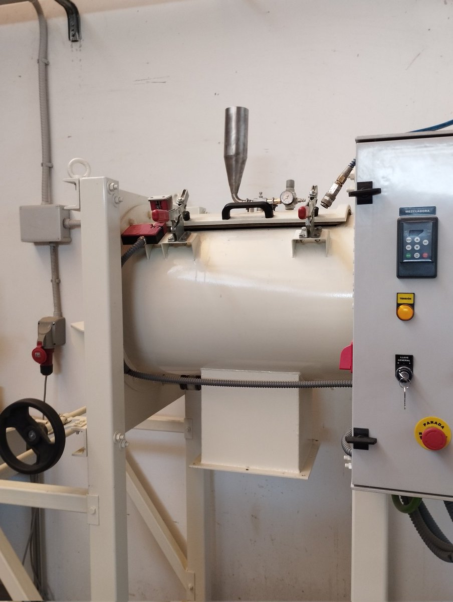 T_CoelloGarcia's tweet image. Check-out our recently adapted paddle mixer at @FCesefor!! No more manually adding of the addhesive mix, now we pulverize it for an optimal particleboard manufacturing. Right in time to start trying the 2nd stage BeonNat species! @BeonNAT_H2020 #particleboard #woodbasedpannels