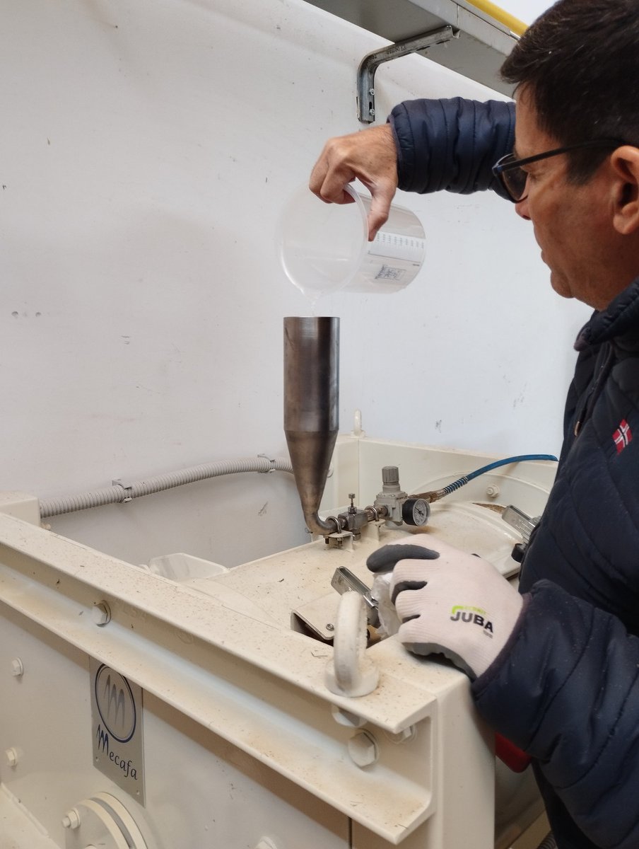 T_CoelloGarcia's tweet image. Check-out our recently adapted paddle mixer at @FCesefor!! No more manually adding of the addhesive mix, now we pulverize it for an optimal particleboard manufacturing. Right in time to start trying the 2nd stage BeonNat species! @BeonNAT_H2020 #particleboard #woodbasedpannels
