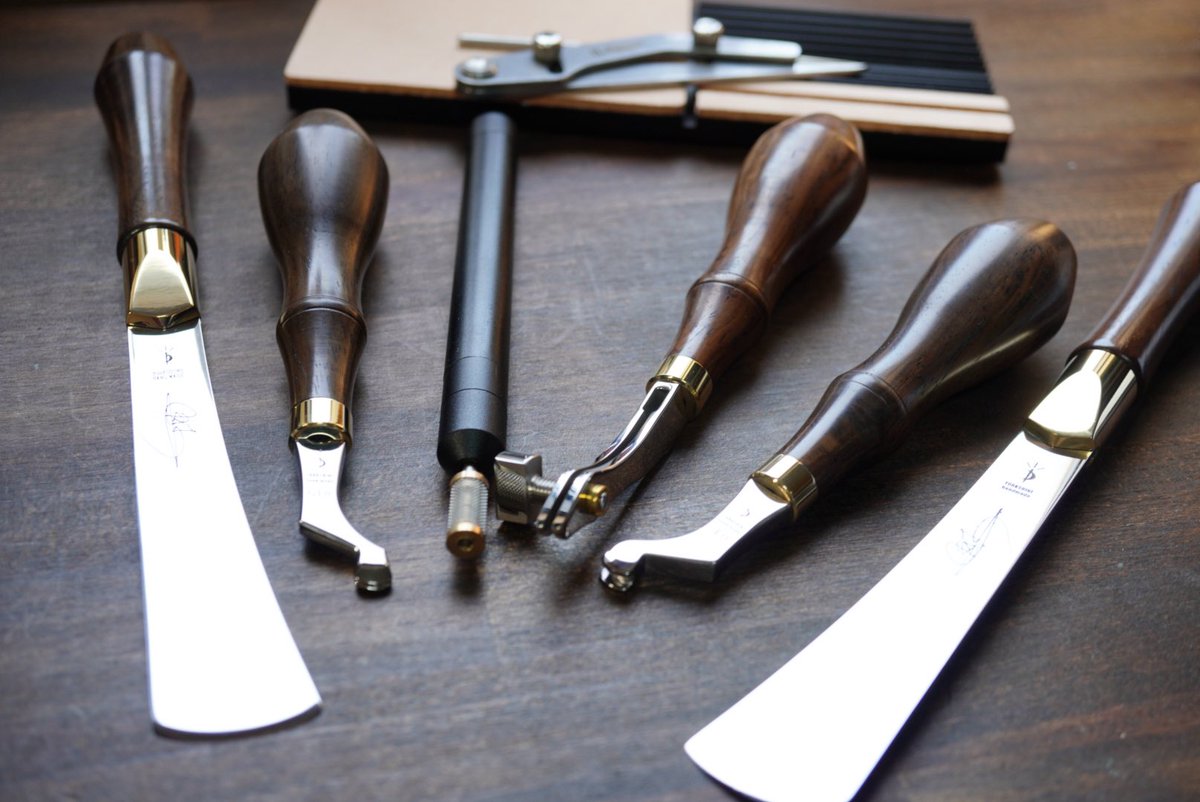 leathercraft_s's tweet photo. 本日発送致しました🙇
YORKSHINEのフチ捻にに「G」の刻印が入ってるものは左利き用です👍
その他のツールは箱に「G」って書いてあります😇
https://t.co/VBzUfyVuOW
#レザークラフト
#yorkshine
#nattools
#左利き
#フチ捻 https://t.co/GJKaMfCoA5