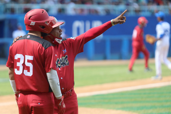 radiocamaguey's tweet photo. #Noticias 
@HuracanesMAY asaltan la cima beisbolera cubana @SerieCuba 
.
.
.
https://t.co/SxXraVhdrh https://t.co/Gyo5RWlR2k