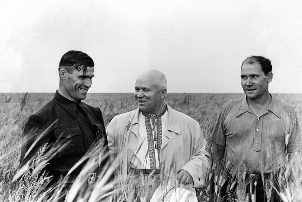 @ilario82 Falso, persino il Primo segretario del Partito Comunista dell'Unione Sovietica Nikita Khrushchev indossava le vyshyvanka.