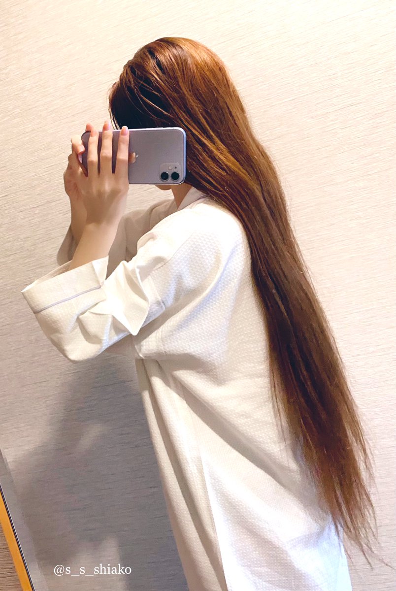 s_s_shiako's tweet photo. 先日のトークショーで推しくんがさ、
「僕らは髪短いけど、長い人は大変だよね」
的な事言っててさ、そーれー🙄ってなった。
1泊2日とは思えないスーツケースのパンパンの理由の1つよ。
最近の我氏の髪の3種の神器🙄
# スーパーロングヘア
#MiroPure
#SALONIA
#TANGLETEEZER https://t.co/QovGtRev2S