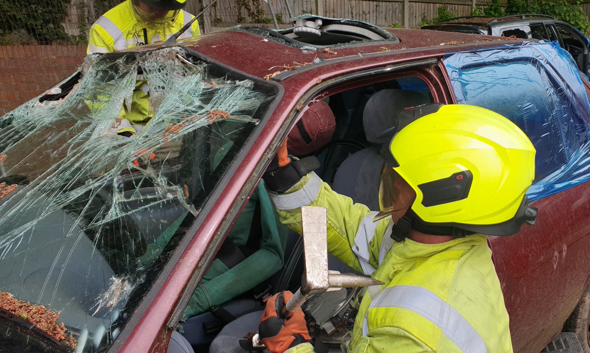 A07Fire's tweet photo. Road traffic collision scenario training this morning. Rickmansworth personnel pictured testing the Lukas equipment with a series of techniques, to create full access for casualty extrication. 'Practice the way you want to perform!' #rickytraining #rickyfire https://t.co/LAVTZkqAtE