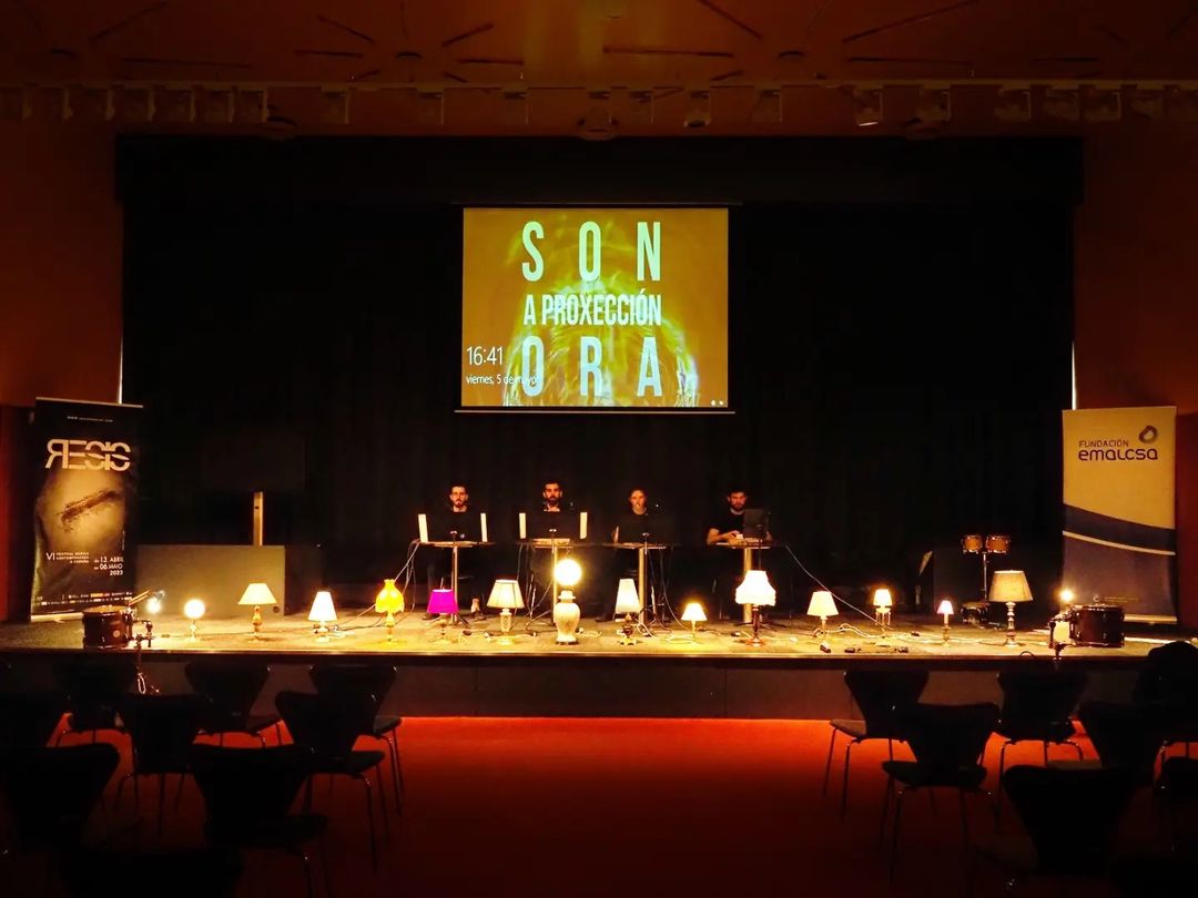 FundEmalcsa's tweet photo. O proxecto 'A Proxección Sonora II', levado a cabo por @AisCultural, viu a luz na sexta edición do @ResisFestival, toda unha mostra única de música contemporánea! ✨ Este concerto foi todo un tributo á comunidade con diversidade auditiva cun resultado impresionante 💙 https://t.co/reZ9TApPgv
