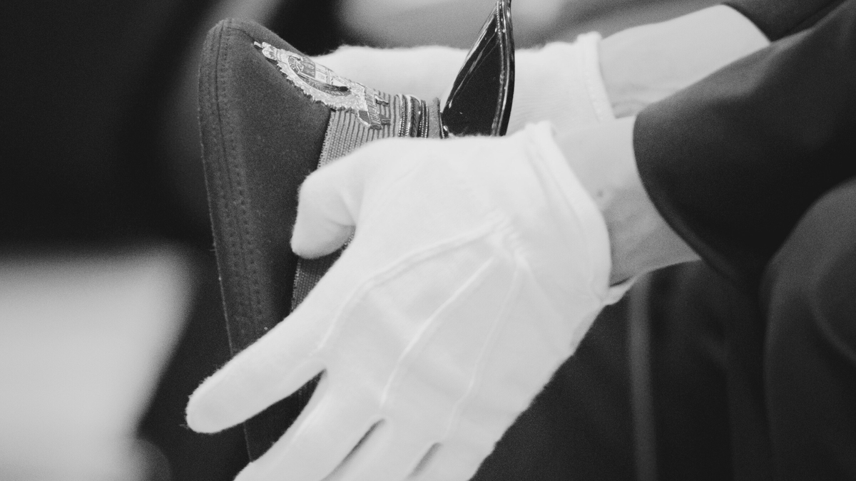 OttawaPolice's tweet photo. Today we welcome and join thousands to grieve and bid farewell to Sgt. Mueller. Our thoughts continue to be with Sgt. Mueller’s family, friends and OPP colleagues. @OPP_News @OPP_ER 
~
Aujourd’hui, nous accueillons des milliers et nous joignons à eux pour faire le deuil du sergent Mueller et pour lui dire adieu. Nos pensées accompagnent toujours sa famille, ses amis et ses collègues de la PPO.
