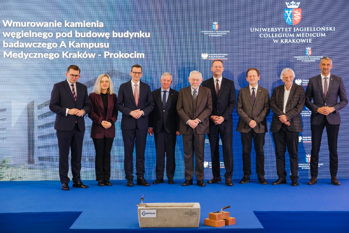 PremierRP's tweet photo. 🎓 Uroczystość wmurowania kamienia węgielnego pod budowę budynku badawczego kampusu medycznego Kraków-Prokocim.
➡️ Nowoczesny kampus medyczny umożliwi realizację badań medycznych w różnych obszarach. https://t.co/hELjtAenqI